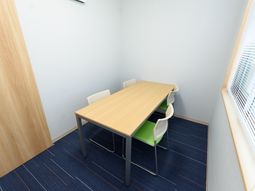 シンプルな会議室風空間