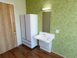 清潔な洗面台と冷蔵庫