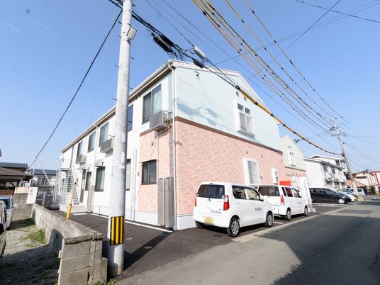 外観と駐車場のビル