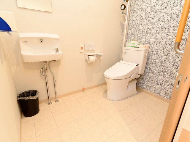 バリアフリー設計のトイレ トイレ 手すり完備で安心感のある清潔なトイレ空間です。利用者の移動がしやすいようゆとりある設計になっています。