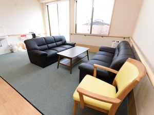 明るいリビングの風景