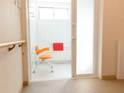 バリアフリー設計の浴室