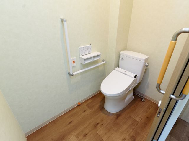 バリアフリートイレ設備 トイレ 手すりが備えられた安全なトイレ空間ですので、自立した日常生活をサポートします。