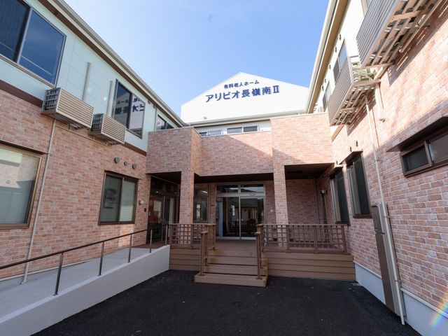明るいエントランス前景 外観 広々としたエントランスは入りやすい設計で、日々の出勤も快適です。