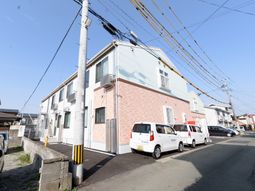 明るい外観の建物