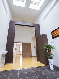 天井の光が明るいエントランス