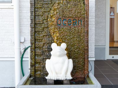 カエルの噴水とエントランス