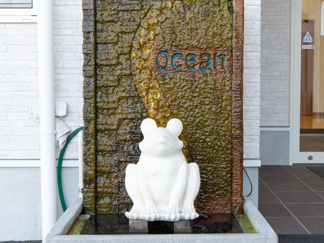 カエルの噴水とエントランス