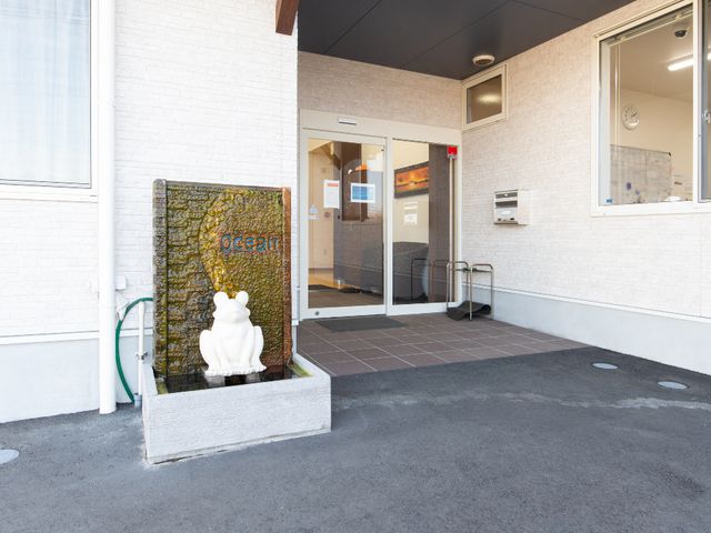 快適なエントランス水景 玄関 清潔感のあふれるエントランスは、心安らぐ水の流れがお迎えします。明るく開放的な雰囲気が印象的で、日々の活動が穏やかにスタートします。