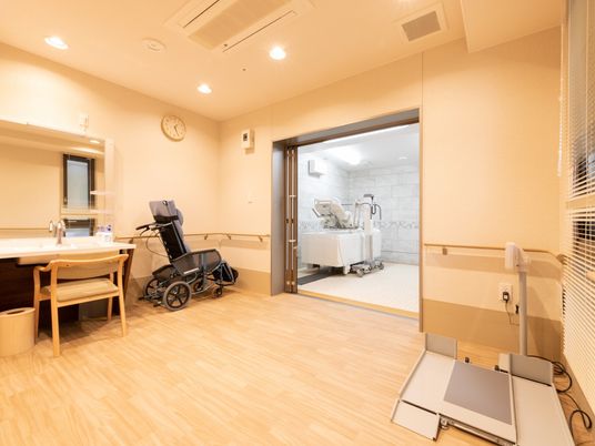 車椅子と設備のある部屋