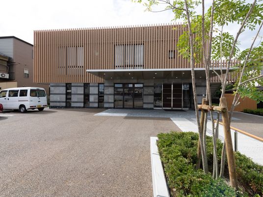モダンな外観の建物