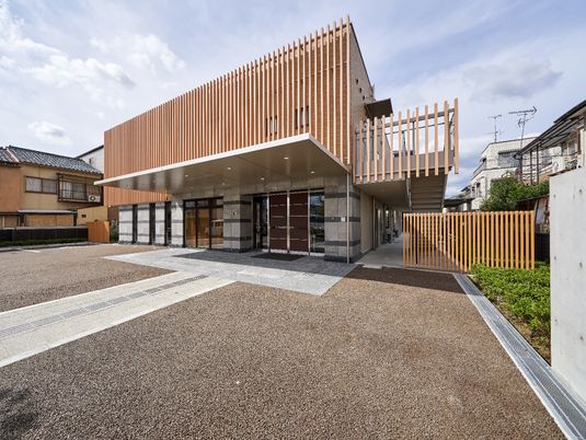 モダンな建物のエントランス