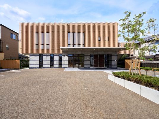 現代的な外観の建物