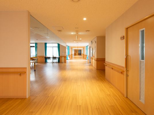 明るく広々とした廊下