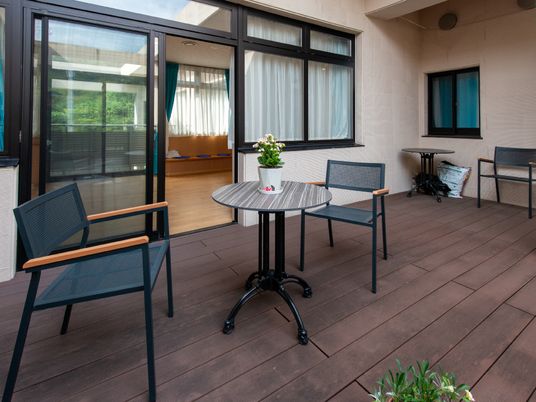 屋外にあるテーブルと椅子