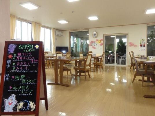 広々とした明るい食堂