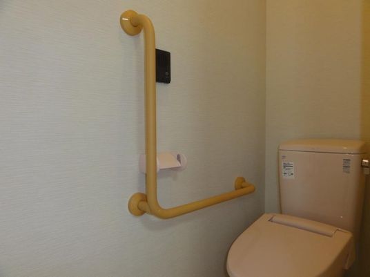 手すり付きのトイレ空間