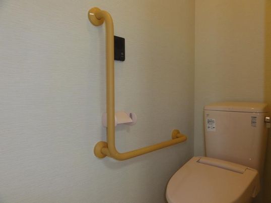 手すり付きのトイレ空間
