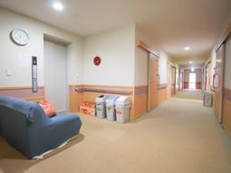 明るい廊下と安全配慮