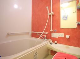 手すり付き浴室の概観