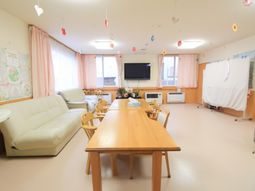 共用スペースの明るい室内