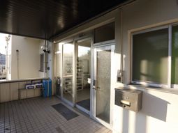 明るいエントランスの様子