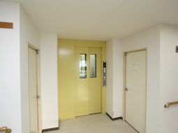 エレベーター付きの廊下