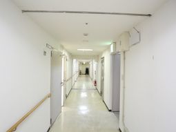 明るい廊下の風景