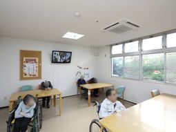 明るい居室の様子