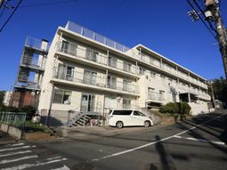 白い外壁の建物外観