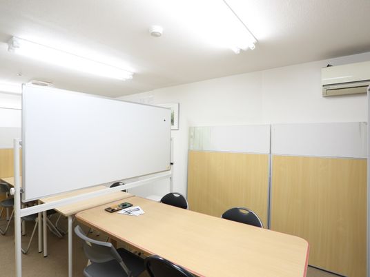 会議用テーブルとホワイトボード