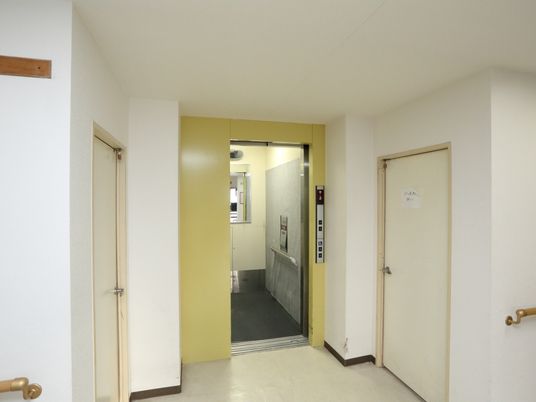 廊下とエレベーターの写真