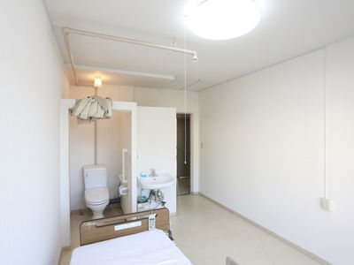 居室のトイレと洗面台