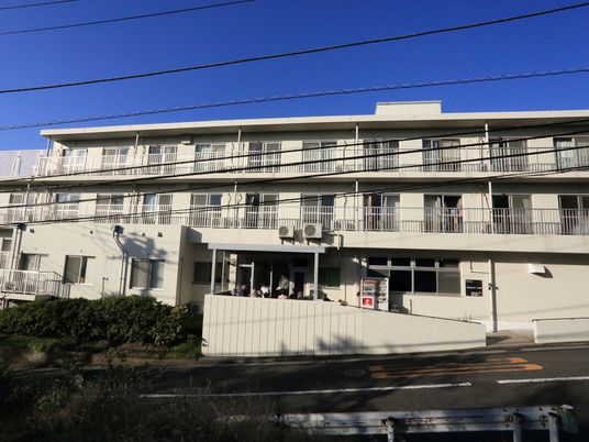 白い建物の外観