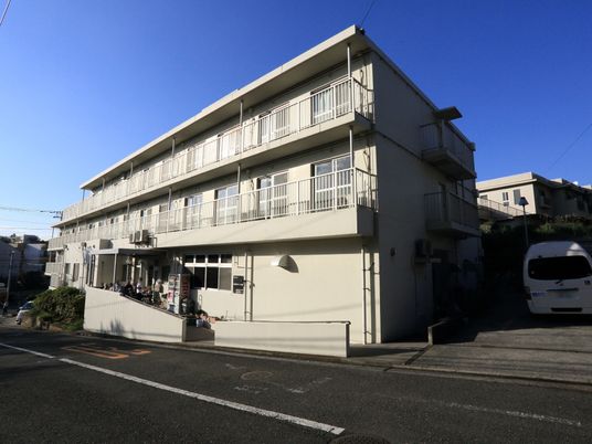 明るい日差しの居住施設外観