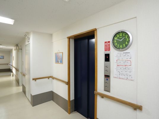 清潔な施設の廊下