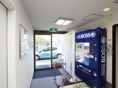 出口付近の明るい廊下