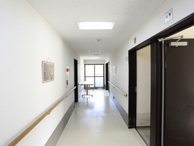清潔な廊下と開放的な窓