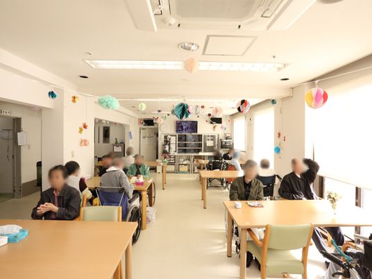 明るい共用ダイニングスペース