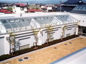 明るい中庭と建物外観  