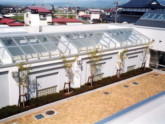 明るい中庭と建物外観  