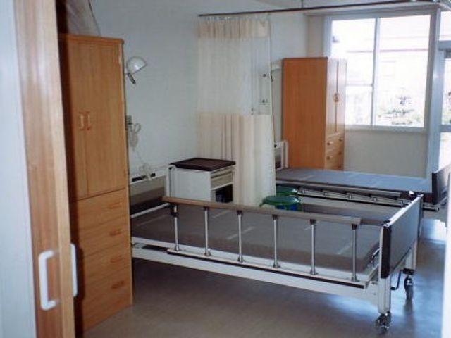 居室のベッド 居室   窓から自然光が入る、すっきりとした居室です。ベッドや収納家具が置かれ、落ち着いて過ごしやすい印象です。