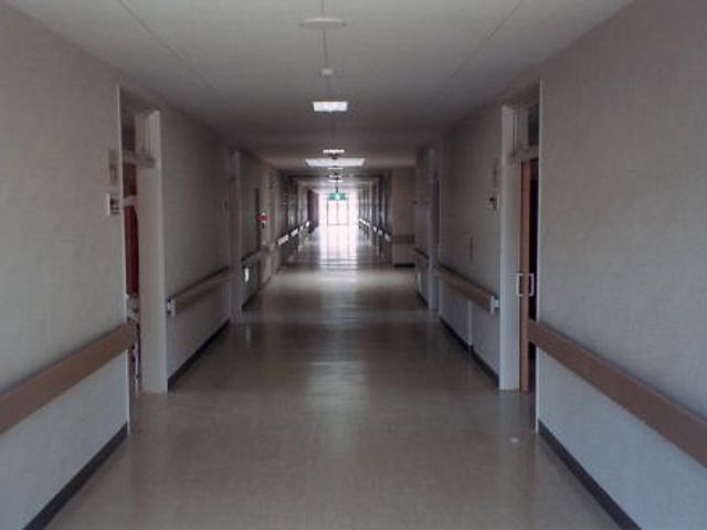 まっすぐ続く廊下 廊下   手すりが両側にあり、奥までまっすぐ見通せる廊下です。移動しやすさが伝わる、落ち着いた空間です。