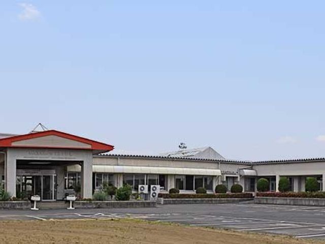 施設の外観 外観   平屋建ての建物が広い駐車場に面して建っています。落ち着いた色合いで、出入りしやすい印象です。