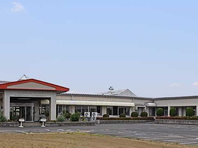 施設の外観 外観   平屋建ての建物が広い駐車場に面して建っています。落ち着いた色合いで、出入りしやすい印象です。