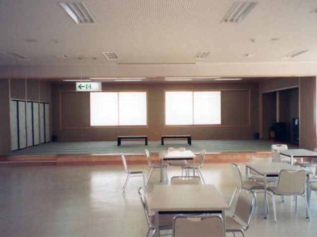 多目的室 多目的室   広い床面が確保された多目的室です。前方に段差のある和室風のスペースがあり、集まりや活動に使いやすそうです。