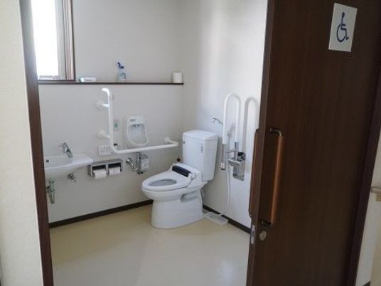 バリアフリー設計のトイレ