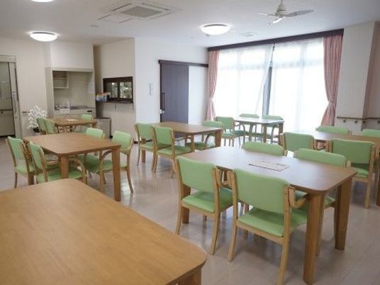 広々とした明るい食堂