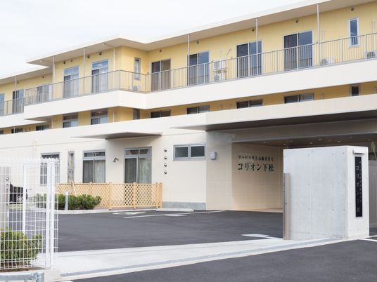 黄色い外壁のエントランス