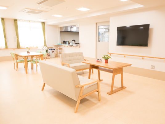 明るい共有リビング空間